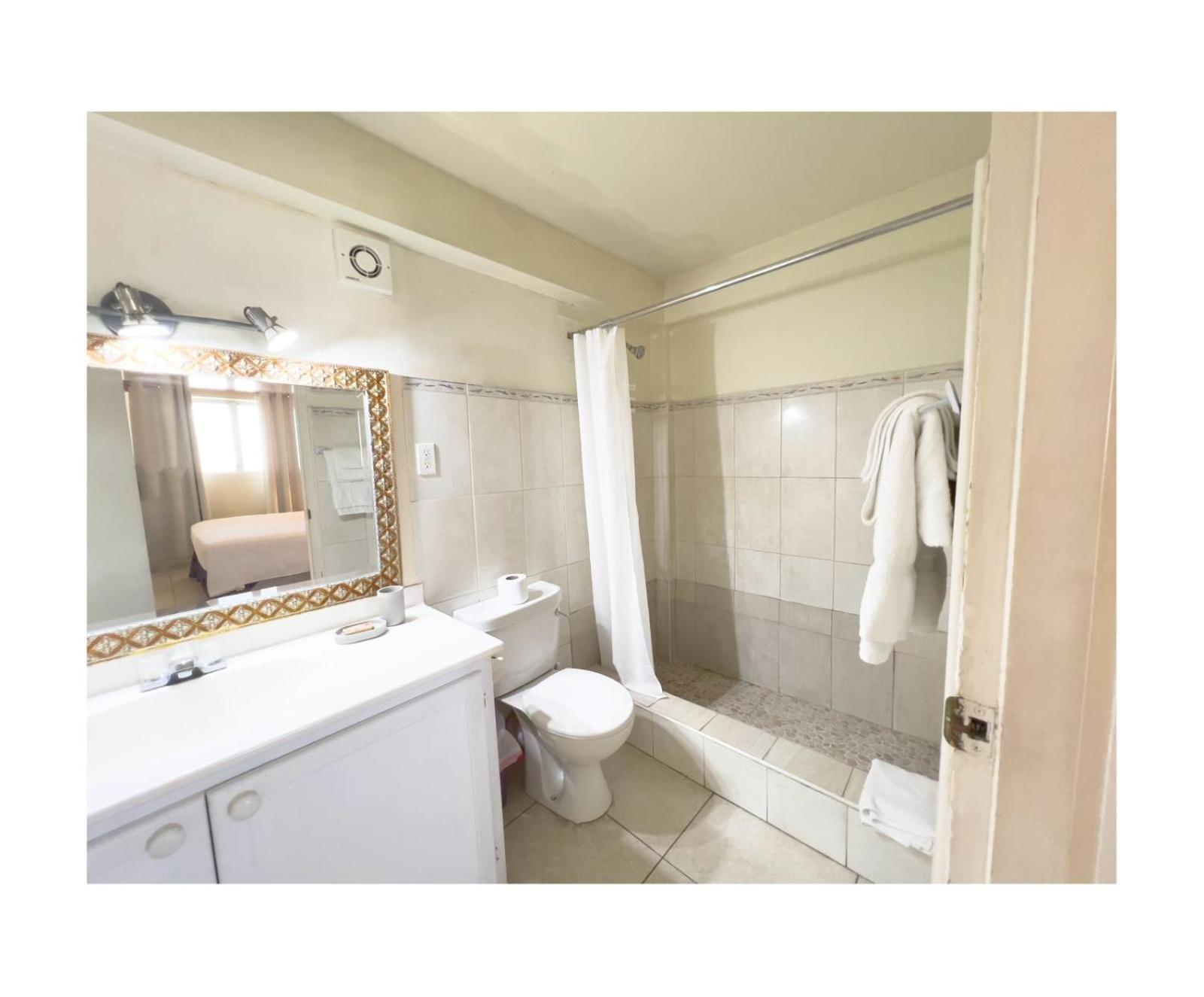 Melrose Beach Apartments Inc 布里奇敦 外观 照片